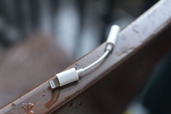iPhone-7-lightning-to-3.5mm-3-800x534