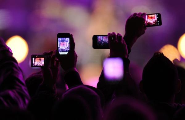 phones-concert