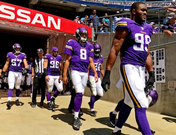 2016-0911-tennessee-titans-minnesota-vikings-game-iphone-7-plus-si537_tk1_02757
