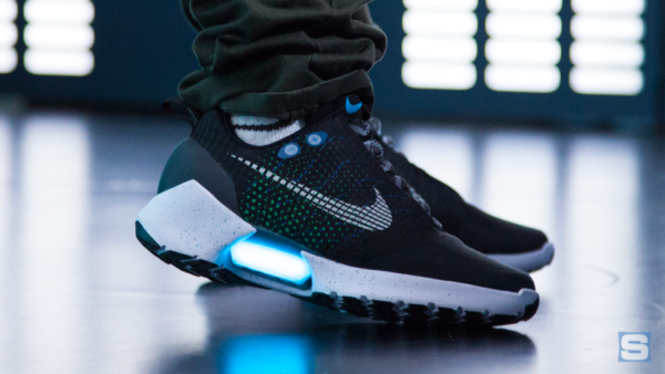 nike-hyperadapt-self-lacing-shoes-03_f0cwyu