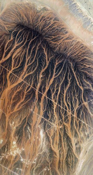 fingerprints-of-water-on-the-sand-iphone-wallpaper-wlppr