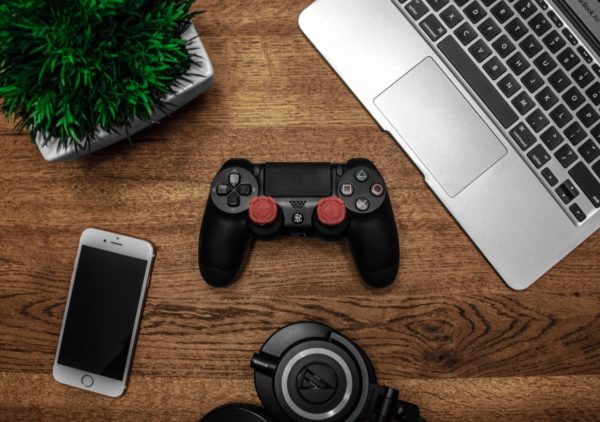 MacBook Air, PS4, Dualshock 4, iPhone