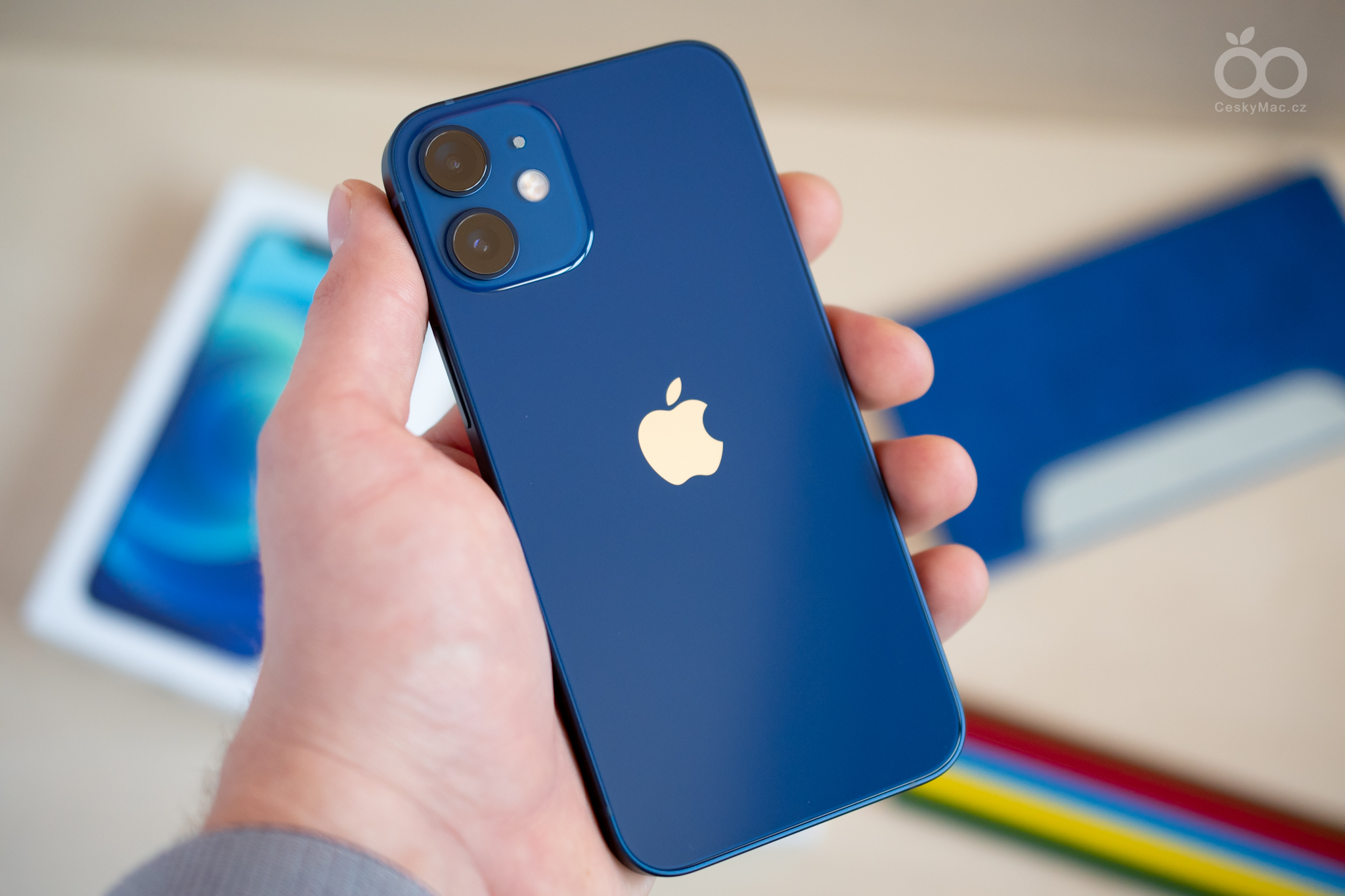 iPhone 12 se Applu povedl. Z hlediska prodejů válcuje veškerou ...