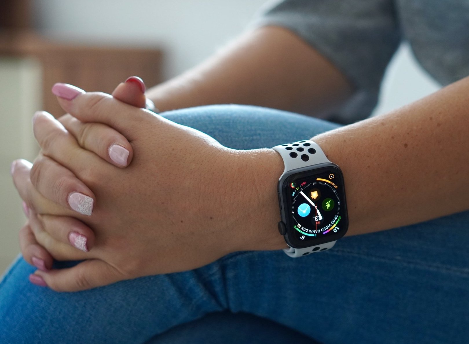 Apple Watch na dámské ruce