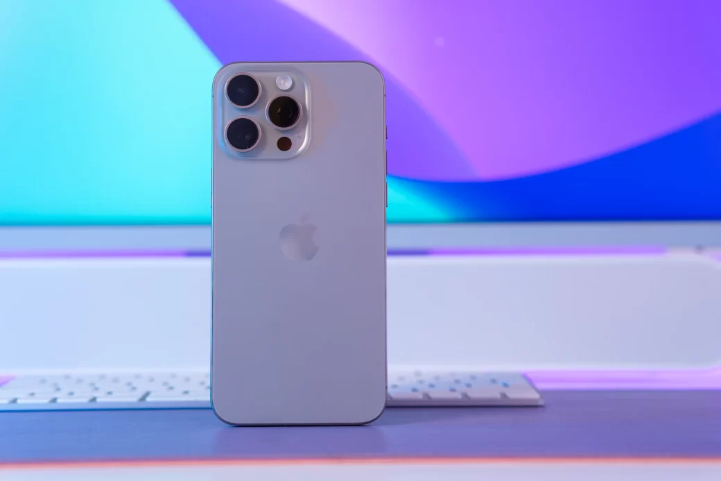 iPhone 15 Pro Max, přírodní titan, zadní strana