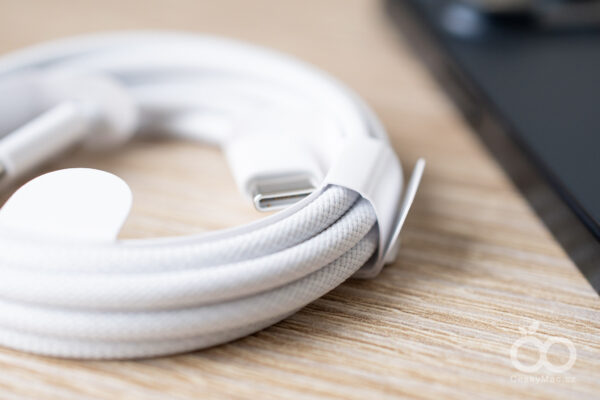 iPhone 15 Pro Max, modrý titan, USB-C kabel