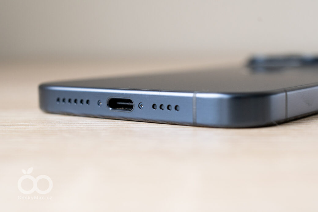 iPhone 15 Pro pohled na USB-C