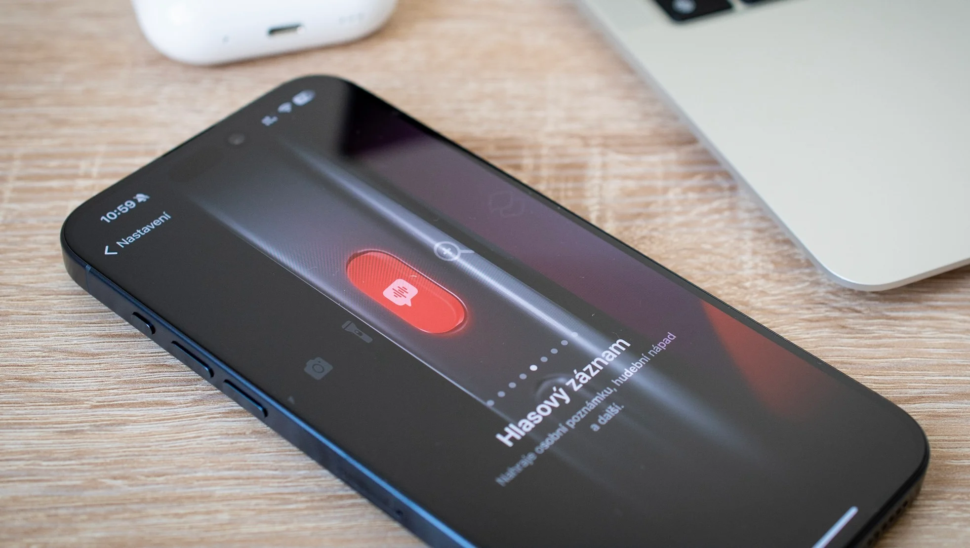 iPhone 15 Pro, akční tlačítko