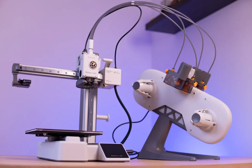 Bambu Lab A1 mini s AMS lite na stole