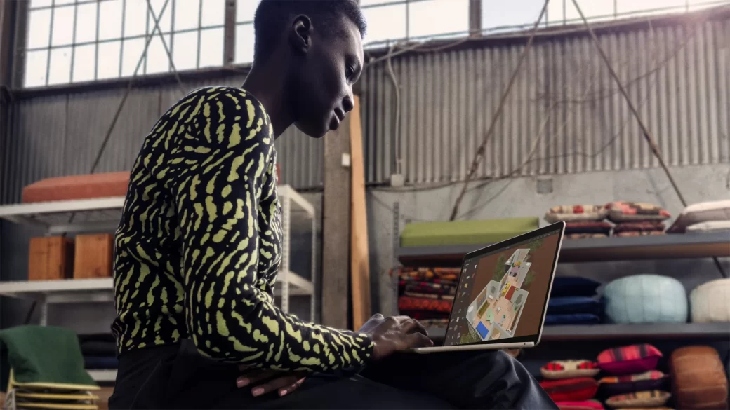 MacBook Air 2024 na klíně
