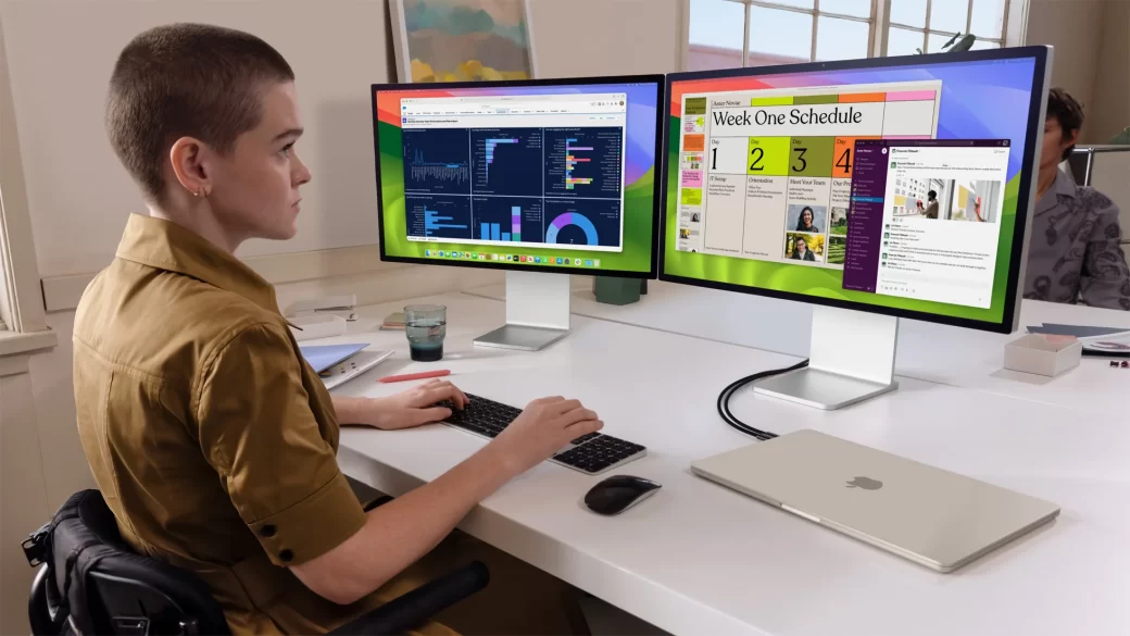 MacBook Air s M3 připojené dva externí monitory