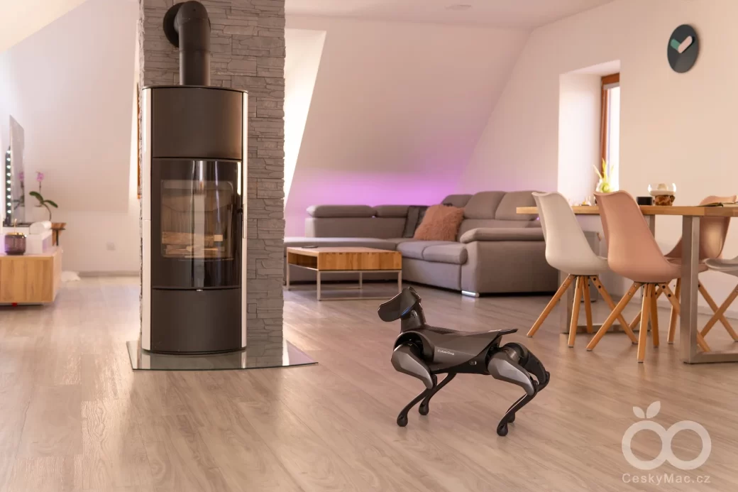 Xiaomi Cyberdog 2 v interiéru, pohled na levý bok