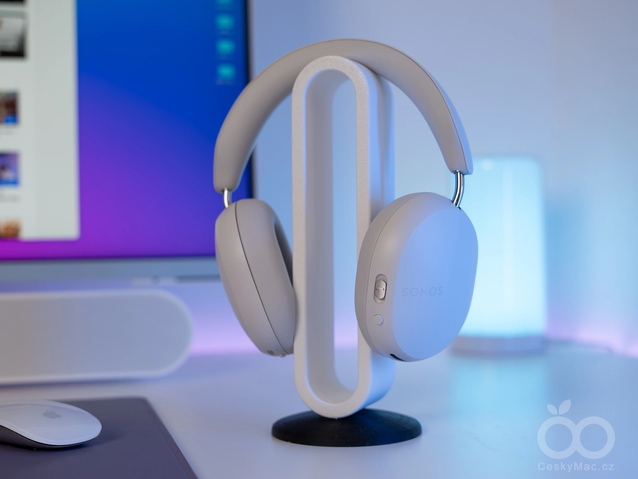 Sonos Ace na stojanu