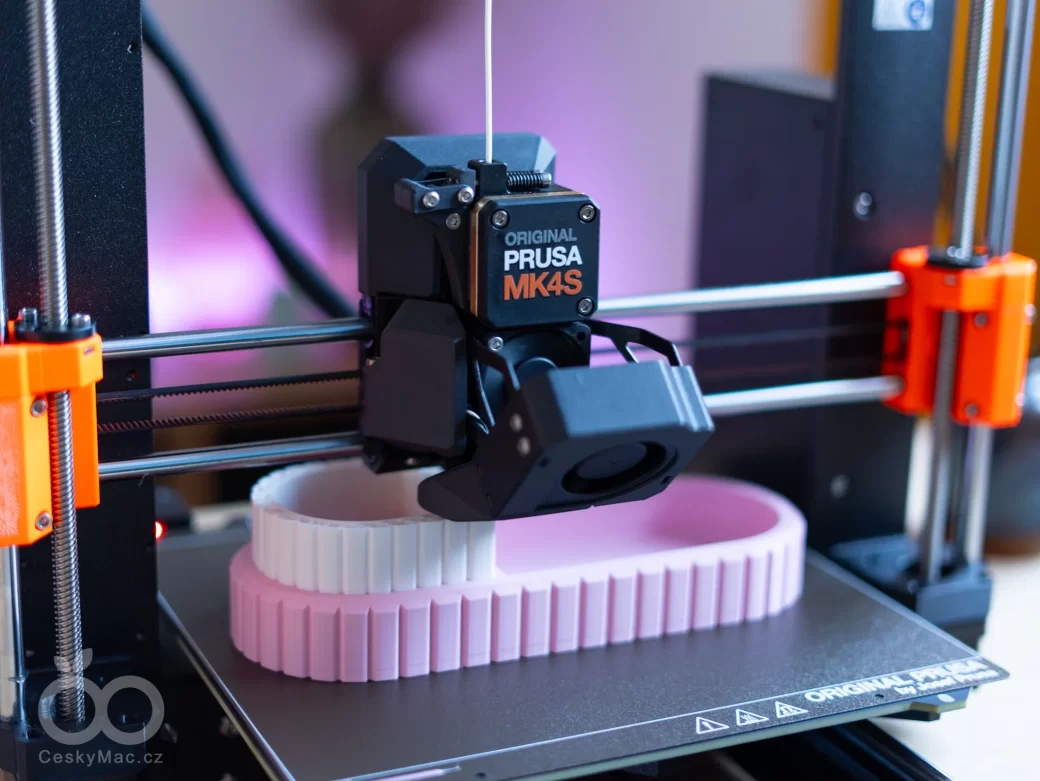 Prusa MK4S při tisku 3D modelu