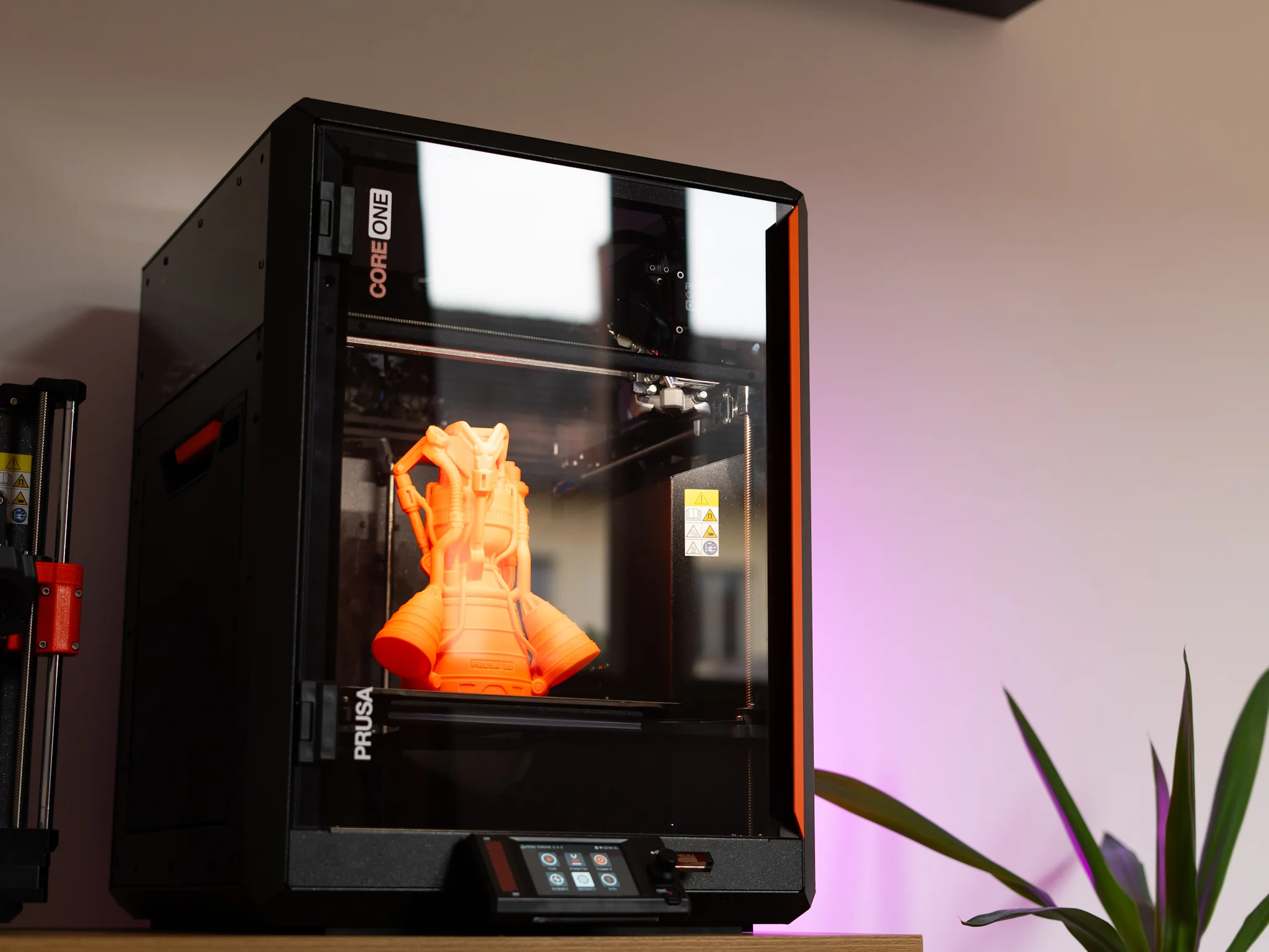 Prusa Core One s výtiskem v komoře