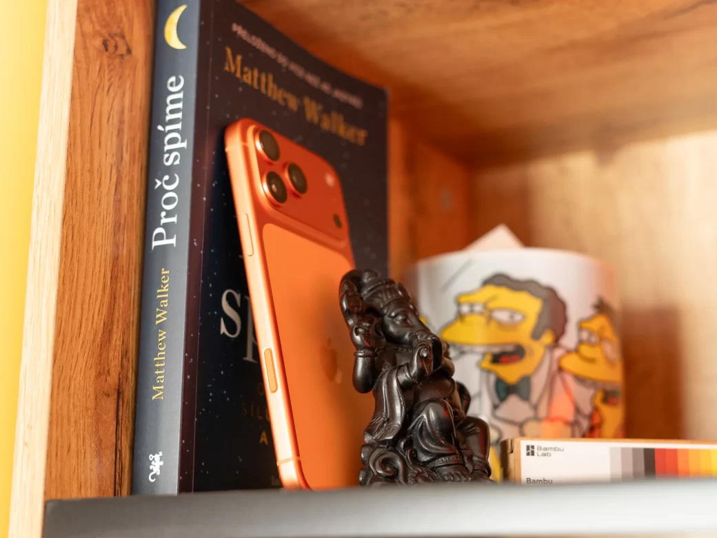 iPhone 17 Pro Max pravá strana