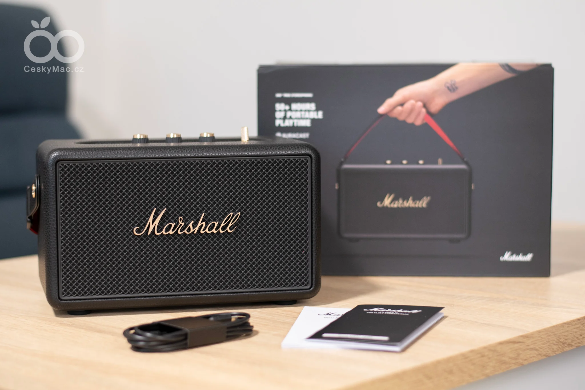 V obsahu balení nalezneme reproduktor, USB-C kabel a uživatelskou příručku