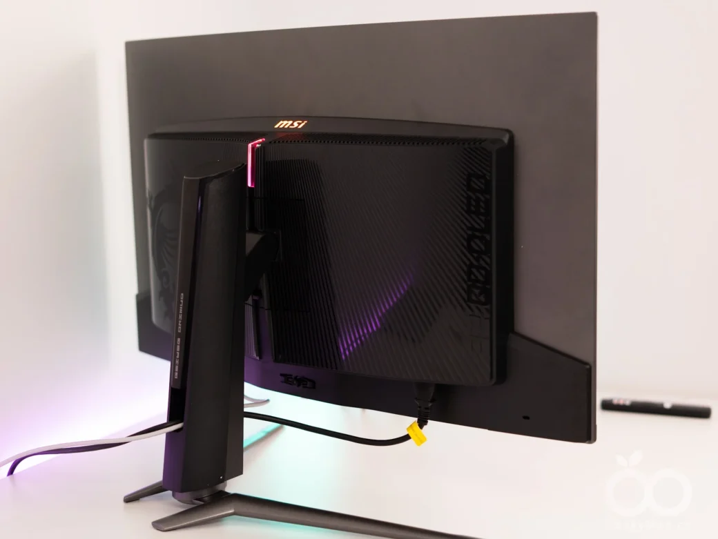 MSI MPG 321CURX QD-OLED zadní strana