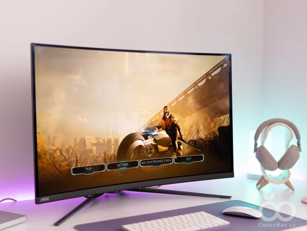 MSI MPG 321CURX QD-OLED hraní her
