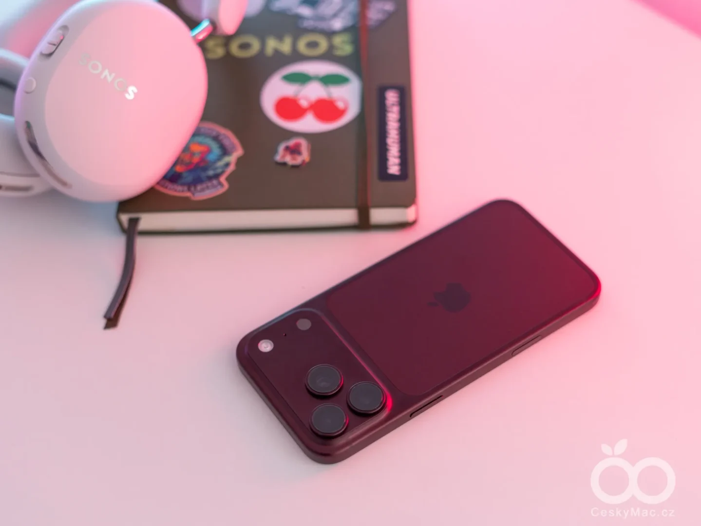 iPhone 18 Pro Max položený na stole